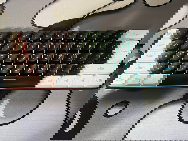 Rgb gaming keyboard από το public αγορσμένο σε άριστη κατάσταση+καλόδιο!