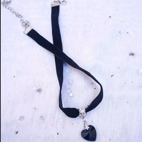 Choker necklace new with black heart pendant