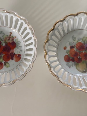 Antique porcelain bowls medium size, like new, set of 2