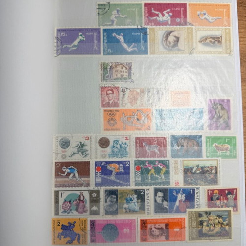 Stamp albums like new, set of 2 with worldwide stamps