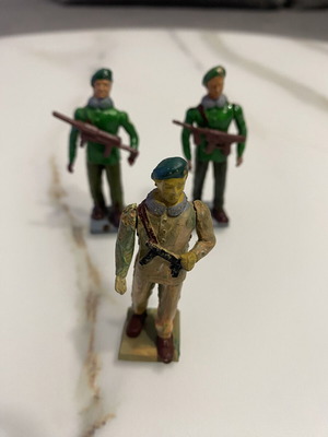 Athina Pal Lokatzis and Prasinoskoufis used military figures