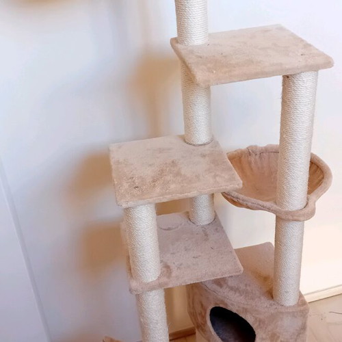 Cat scratching tree like new, 7 levels