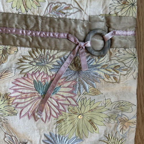 Accessorize vintage handbag with embroidered flowers used, beige