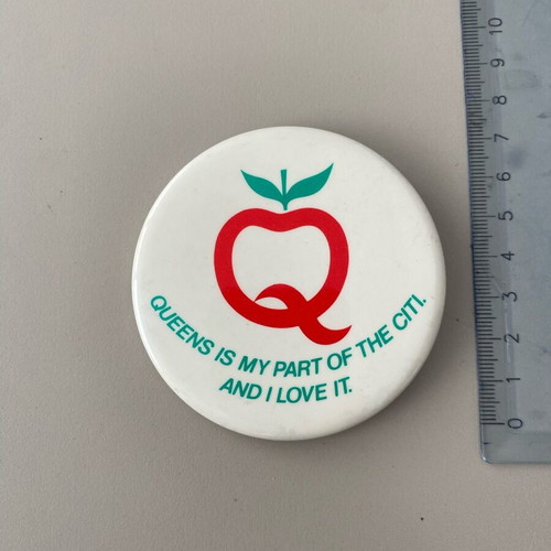 Queens collectible badge 7 cm used