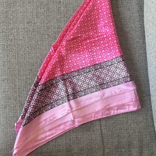 Scarf 90x90 in like new condition, high quality, very soft