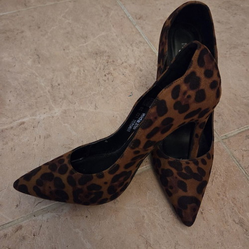 Migato Leopard Print Pumps with Pointed Toe