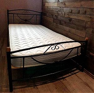 Μαύρο μεταλλικό κρεβάτι ημίδιπλο