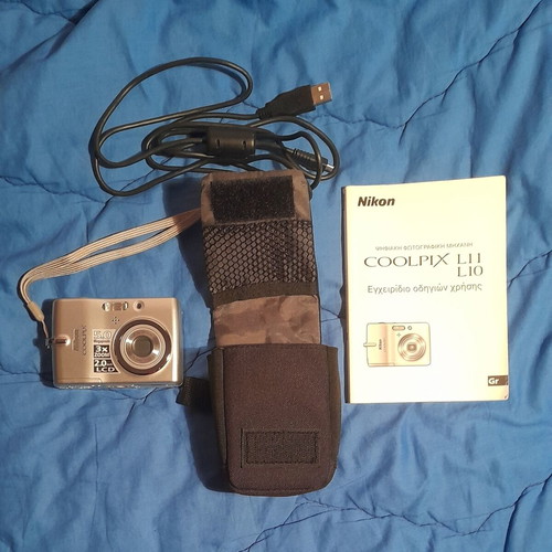 Nikon Coolpix 5.0MP vintage digital camera used, lens issue
