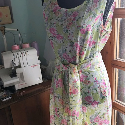 Dress like new with transparency and matching fabric belt, multicolor size M