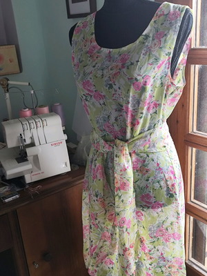 Dress like new with transparency and matching fabric belt, multicolor size M