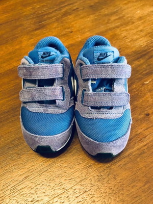 Nike boys' athletic shoes used, size 23.5, blue