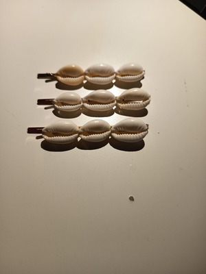Set of three hair clips and one necklace with real shells