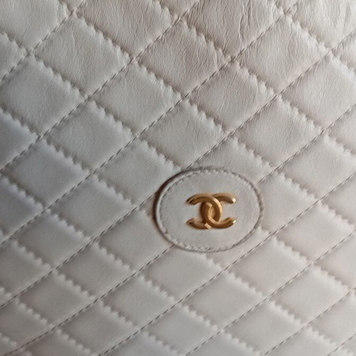 Leather shoulder bag, ivory, gold chain strap
