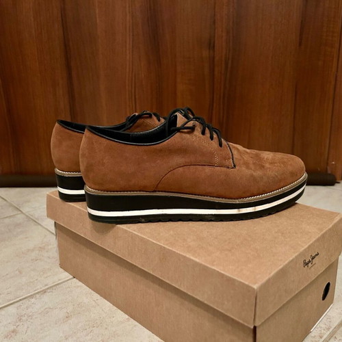 Women’s suede Oxford-style shoes like new, brown