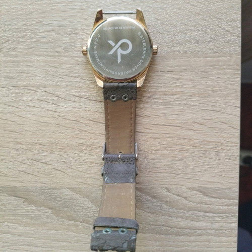 Dual time watch with broken strap for casual wear