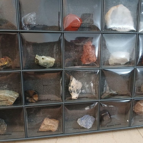 Minerals of Our Planet collection like new, 4 cases with magazines