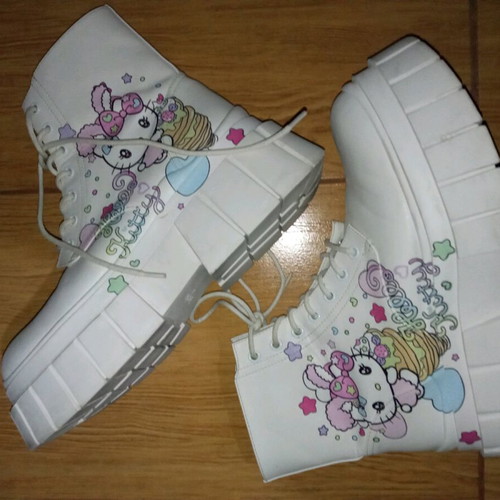 Hello Kitty Bershka boots used, size 40