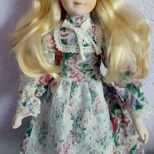 Porcelain collector dolls used, very good condition