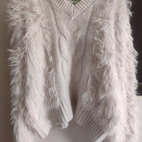 White pullover like new
