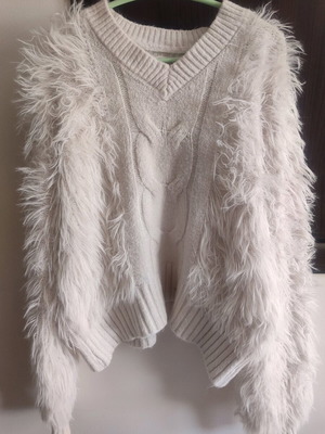 White pullover like new
