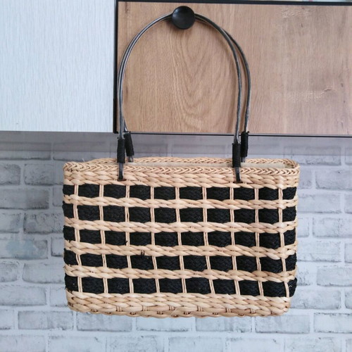 Woven shoulder bag new, black beige