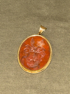 Vintage χρυσό μενταγιόν 18K με εγχάρακτη καρνεόλη σαν καινούργιο, 16γρ