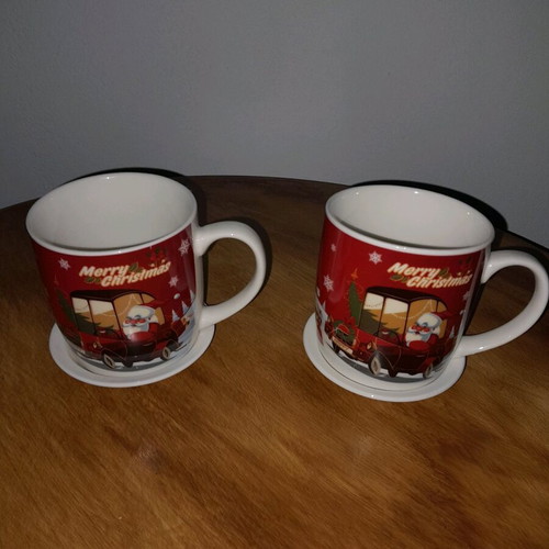 Christmas mugs like new, set of 2 with saucers