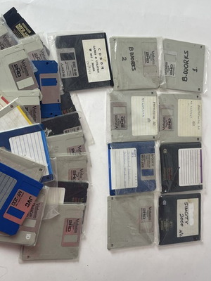 Lot of 31 Retro 3.5" Floppy Disks with Vintage Software used
