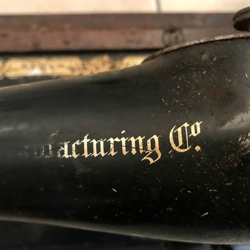 Singer manual sewing machine used, collectible antique 1902 with case