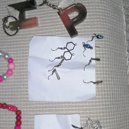 Handmade jewelry set with 67 bracelets, 25 pairs of earrings, 34 keychains new