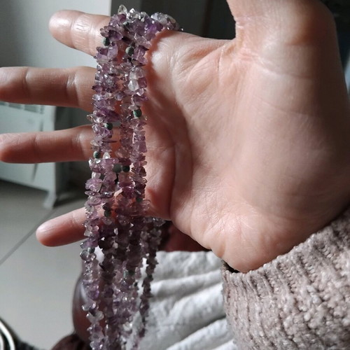 Long amethyst chip necklace like new, purple