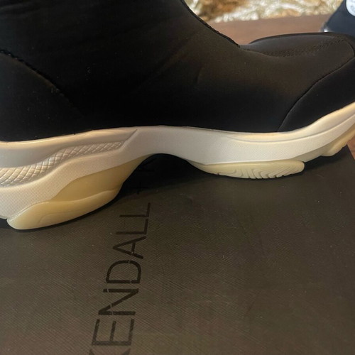 Sneakers Kendall + Kylie like new, size 38, black