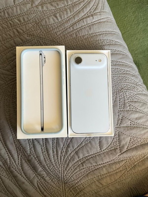 Apple iPhone Air 256GB синьо небе