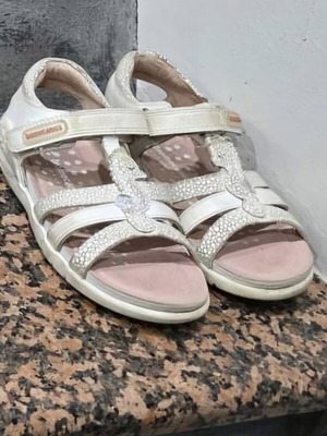Sandals like new, size 25
