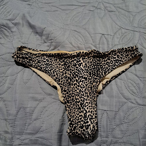 Women's bikini bottom with leopard print like new, size S
