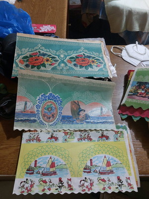 Rare paper dec used like new, pack of 13 pieces