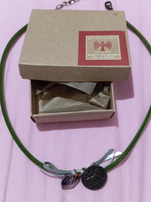 Art women's necklace green like new