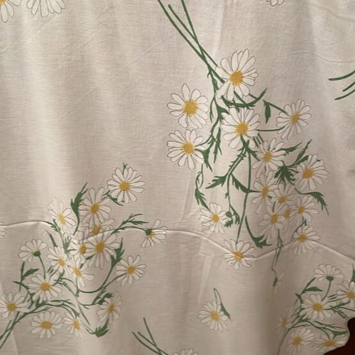 Square tablecloth like new with daisies and green trim