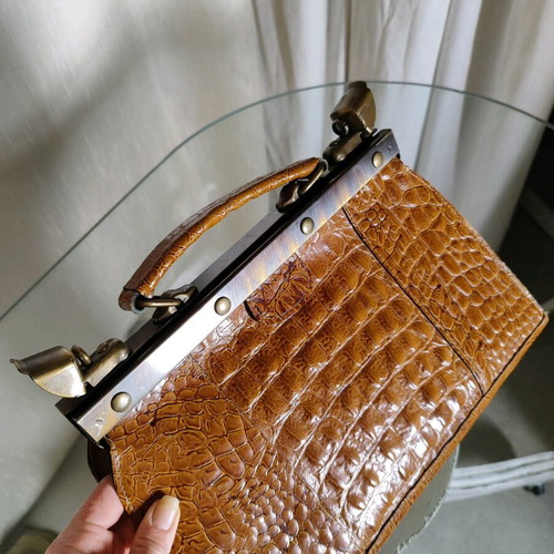 Leather vintage handbag brown like new with small defect