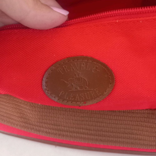 Cosmetic bag like new with mirror and capacity
