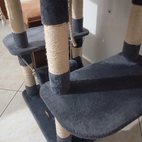 Large Cat Tree scratching post like new