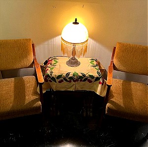 Σαλονάκι με 2 πολυθρόνες, 2 καρέκλες,   τραπέζια και φωτιστικό .