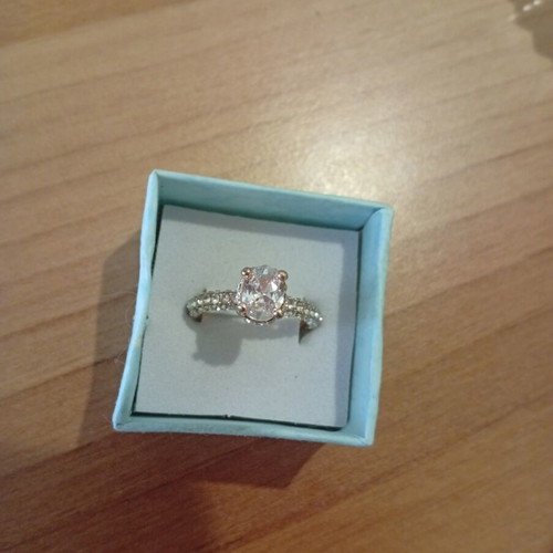 Ring like new, shiny, solitaire look, white color