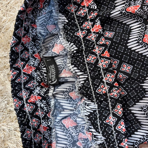 Pantelona like new, multicolored, fits small to xl