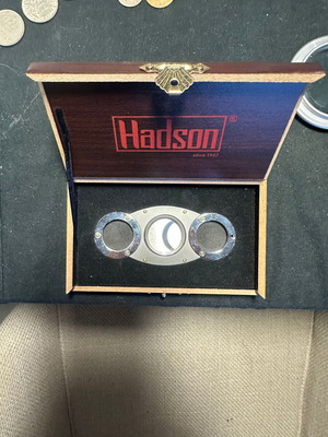 Hadson cigar cutter like new with its box