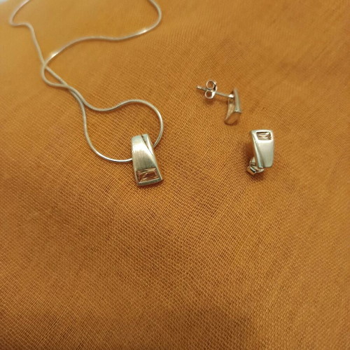 Jewelry set earrings and pendant new with yellow stone