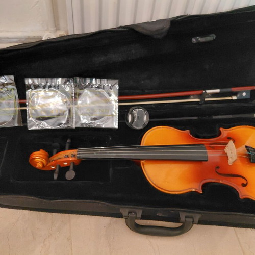Violin 3/4 and 1/2 size like new with bow and strings