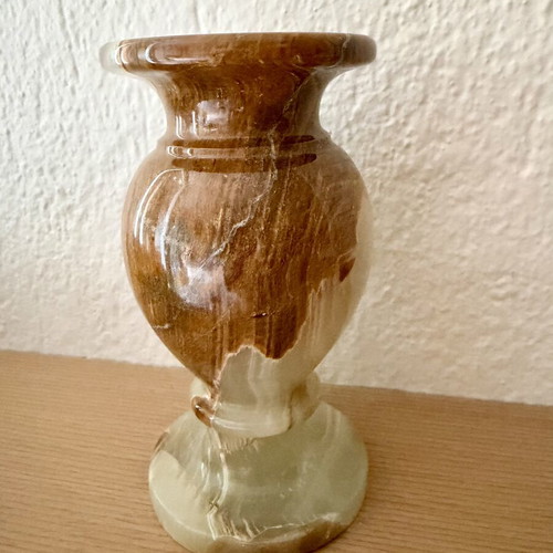 Onyx vase with marble-like surface and beautiful design, like new