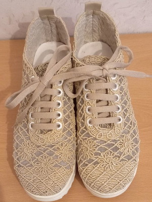 Womens knitted beige shoes size 38 like new