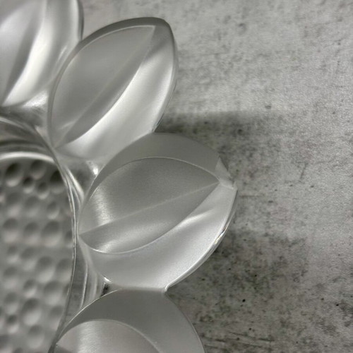 Crystal plate with petals used decorative flower design